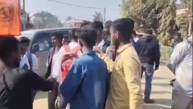 বিনপুর ১: কাঁটাপাহাড়ীতে উচ্চমাধ্যমিক পরীক্ষার্থীদের হাতে কলম ও পানীয় জলের বোতল তুলে দেওয়া হল ABVP-র পক্ষথেকে