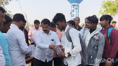 খণ্ডঘোষ: খণ্ডঘোষে উচ্চমাধ্যমিক পরীক্ষার্থীদের ব্লক সভাপতি পক্ষ থেকে শুভেচ্ছা বার্তা ও পেন জলের বোতল ও চকলেট প্রদান