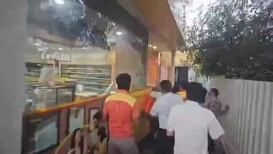 ಬೆಳಗಾವಿ: ನಗರದಲ್ಲಿ ಮಹಿಳೆಯೊಂದಿಗೆ ಜತೆ ಅಸಭ್ಯ ವರ್ತತಿಸಿದ ಶೆಲ್ ಪೆಟ್ರೋಲ್ ಪಂಪ್ ಸಿಬ್ಬಂದಿಗೆ ಧರ್ಮದೇಟು