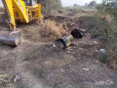 बिक्रम: रानीतालब थाना क्षेत्र के शारदा छपरा गांव में सोन नदी किनारे लगभग 5000 लीटर अवैध देशी शराब नष्ट की गई