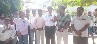 ಮಳವಳ್ಳಿ: ವಿದ್ಯುತ್ ಇಲಾಖೆಯ ಖಾಸಗೀಕರಣ ವಿರೋಧಿಸಿ ಪಟ್ಟಣದಲ್ಲಿ ಸೆಸ್ಕಾಂ ನೌಕರರು ಅಧಿಕಾರಿಗಳ ಪ್ರತಿಭಟನೆ