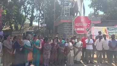 ದಾಂಡೇಲಿ: ಅಖಿಲ ಭಾರತ ಸಾರ್ವತ್ರಿಕ ಮುಷ್ಕರವನ್ನು ಬೆಂಬಲಿಸಿ ಸೋಮಾನಿ ವೃತ್ತದಲ್ಲಿ ಪ್ರತಿಭಟನೆ