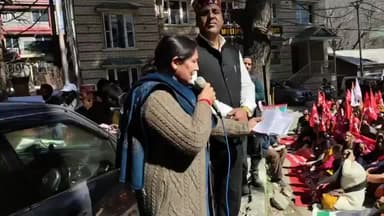 कुल्लू: कुल्लू में ट्रेड यूनियनों का प्रदर्शन, केंद्र सरकार के खिलाफ हड़ताल में इंटक की जिला अध्यक्ष कृष्णा मोहिनी का संबोधन