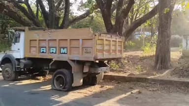 ದಾಂಡೇಲಿ: ಬರ್ಚಿ ರಸ್ತೆಯ ಬದಿಯಲ್ಲಿ ಕಳೆದ ಮೂರು ತಿಂಗಳಿನಿಂದ ನಿಂತಲ್ಲೆ ನಿಂತ ಟಿಪ್ಪರ್