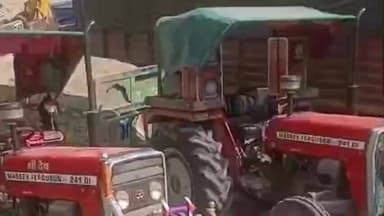 सावर: सावर थाना पुलिस टीम ने बालापुरा गांव की सरहद खारी नदी से तीन बिना नंबरी ट्रैक्टर ट्रॉली मय बजरी के जब्त किया