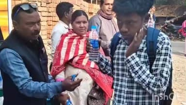 রঘুনাথপুর ২: এম এস উচ্চ মাধ্যমিক বিদ্যালয় পরীক্ষার্থীদের জলের বোতল ও কলম দিয়ে শুভেচ্ছা জানাল রঘুনাথপুর ২ নম্বর ব্লক তৃণমূল নেতৃত্ব