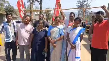 పాడేరులో కార్మిక సంఘాల నిరసన, మెడకు ఉరి తాళ్లు వేసుకొని వినూత్న ర్యాలీ