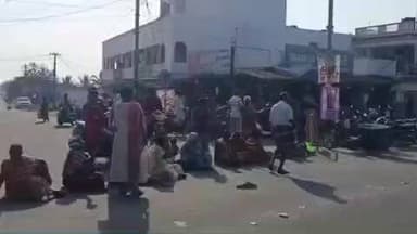 பரமத்தி வேலூர்: மணியனூரில் குடிநீர் கேட்டு பொதுமக்கள் சாலை மறியலில் ஈடுப்பட்டதால் போக்குவரத்து பாதிப்பு ஏற்பட்டது