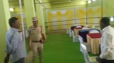 బిచ్కుంద: బిచ్కుందలో ఓట్ల లెక్కింపు ప్రక్రియ కోసం ఏర్పాటు చేసిన కౌంటింగ్ హాల్ కేంద్రాలను పరిశీలించిన సీఐ రవికుమార్