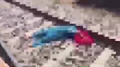 বারাসত ২: পাগদা এলাকায় চলন্ত ট্রেনের সামনে ঝাঁপ দিয়ে আত্মঘাতী অজ্ঞাতপরিচয় এক মহিলার, তদন্তে রেল পুলিশ