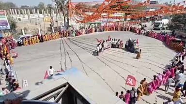 ಮಾನ್ವಿ: ಮಾನ್ವಿ ಪಟ್ಟಣದ ಬಸವೇಶ್ವರ ವೃತ್ತದಲ್ಲಿ ಮಾನವ ಸರ್ಪಳಿ ನಿರ್ಮಿಸಿ ಕೇಂದ್ರದ ವಿರುದ್ಧ ಆಕ್ರೋಶ