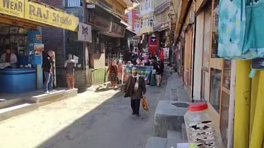 कुमारसैन: कुमारसैन में किसान सभा और आंगनबाड़ी कार्यकर्ताओं ने विभिन्न मांगों को लेकर किया रैली और प्रदर्शन