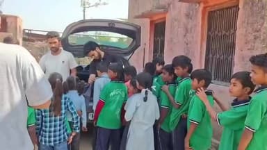 फूलिया कलां: नूरी आस्ताना हेल्प डेक्स ने 200 बच्चों को भेंट किए गर्म कपड़े और कराया अल्पाहार