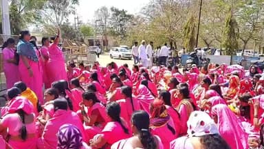 ಅಥಣಿ: ವಿವಿಧ ಬೇಡಿಕೆಗಳ ಈಡೇರಿಕೆಗೆ ಆಗ್ರಹಿಸಿ ತಹಶೀಲ್ದಾರ ಕಚೇರಿ ಆವರಣದಲ್ಲಿ ಆಶಾ ಕಾರ್ಯಾಕರ್ತೆಯಿಂದ ಬೃಹತ್ ಪ್ರತಿಭಟನೆ