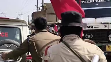 শিলচর: চাকা বনধে সড়ক অবরোধ কাটিগড়ায়,উপস্থিত পুলিশ