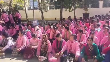 भटवाड़ी: आशा कार्यकत्रियों ने न्यूनतम मानदेय 30 हजार रुपये करने की मांग को लेकर उत्तरकाशी जिला मुख्यालय पर विशाल रैली निकाली