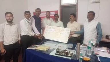 झौथरी: झोथरी में PMJJBY के तहत लाभार्थी को दो लाख रुपये की बीमा राशि प्रदान की गई, ग्रामीणों को किया गया जागरूक