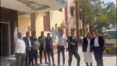 विजयनगर: बिजयनगर न्यायालय परिसर में वकीलों ने किया विरोध प्रदर्शन, नारेबाजी कर मांग पूरी न होने पर भारी आक्रोश व्यक्त किया