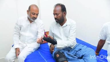 తిమ్మాపూర్ ఎల్ఎండీ కాలనీ: బిజెపి నేత, గునుకుల కొండాపూర్ సర్పంచ్ సొల్లు అజయ్ వర్మను పరామర్శించిన కేంద్ర మంత్రి బండి సంజయ్ కుమార్