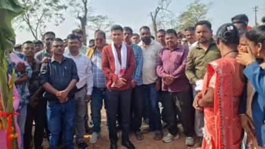 ডুমডুমা: হলৌখোৱা তিনিআলিৰ পৰা দাইছাজান ১২ নং লাইনত থকা দলং পথটোৰ নিৰ্মাণ কাৰ্যৰ শুভ উদ্বোধন কেবিনেট মন্ত্ৰী ৰূপেশ গোৱালাৰ