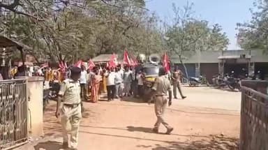 ದೇವದುರ್ಗ: ರಾಷ್ಟ್ರವ್ಯಾಪಿ ಸಾರ್ವತ್ರಿಕ ಮುಷ್ಕರಕ್ಕೆ ದೇವದುರ್ಗದಲ್ಲೂ ಬೆಂಬಲ ಪ್ರತಿಭಟನಾ ಮೆರವಣಿಗೆ