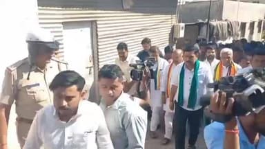 ರಬಕವಿ-ಬನಹಟ್ಟಿ: ಬನಹಟ್ಟಿ ನಗರದ ನೇಕಾರ ಮುಖಂಡರ ಮನೆಯಲ್ಲಿ ಮಧ್ಯಾಹ್ನದ ಭೋಜನ ಸವಿದ ಬಿಜೆಪಿ ರಾಜ್ಯಾಧ್ಯಕ್ಷ ಬಿ.ವೈ.ವಿಜಯೇಂದ್ರ