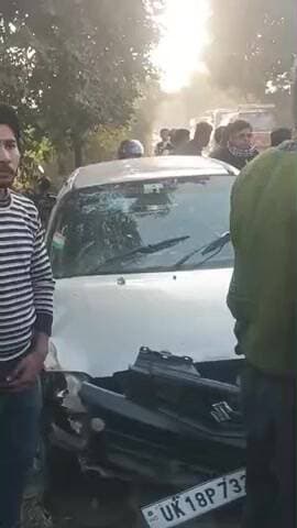 धामपुर: नहटौर के हल्दौर मार्ग पर कार और स्कूटी की भिड़ंत में कार अनियंत्रित होकर पेड़ से टकराई, चार लोग घायल