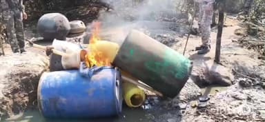 पिपरा: पीपरा थाना पुलिस ने साकाचुआं जंगल में अवैध महुआ शराब की दो भट्ठियां ध्वस्त कीं