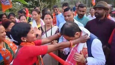 চাৰিদুৱাৰ: ধানখনাৰ পৰা নেপালী বস্তি যোৱা পথৰ মধ্যভাগত থকা দলং মেৰামতি কামৰ আধাৰশিলা স্থাপন বিধায়কৰ