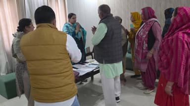 नजफगढ़: भाजपा विधायक नीलम पहलवान ने कार्यालय में क्षेत्रवासियों से मुलाकात कर उनकी समस्याएं सुनीं