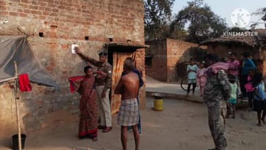 चांडिल: चौका पुलिस ने फरार वारंटी अभियुक्त के खिलाफ सोनालटांड़ में पोस्टर चिपकाए