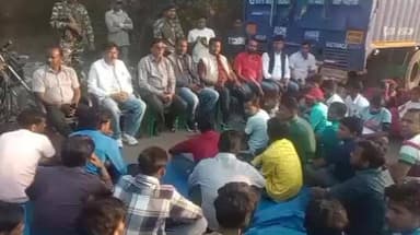 आदित्यपुर गम्हरिया: रामकृष्णा फोर्जिंग लिमिटेड के जमीनदाताओं के समर्थन में विधायक दशरथ गागराई धरने पर बैठे