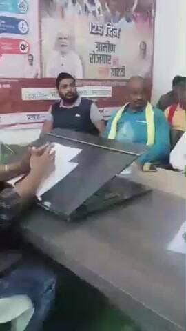 टेटिया बम्बर: मनरेगा भवन टेटिया बंबर में मुखिया की अहम बैठक, जी-राम-जी योजना पर हुआ मंथन