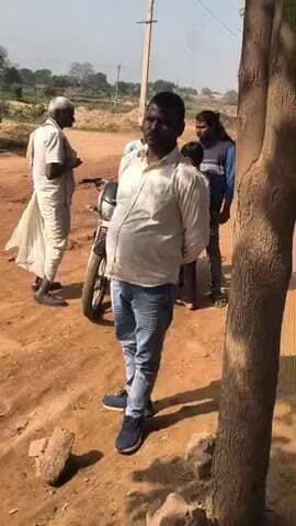 ग्राम कछियारा विडार में ग्रामवासियों के द्वारा टूटी सड़क को लेकर रास्ता जाम किया गया एवं SDM राजाखेड़ा ko ज्ञापन दिया