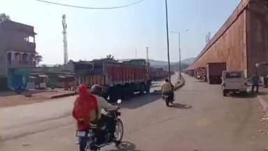 ତେଲକୋଇ: ଭାରତ ବନ୍ଦ ପ୍ରଭାବ
ଭଦ୍ରାସାହି ଦେଇ ଯାଇଥିବା ୫୨୦ ନମ୍ବର ଜାତୀୟ ରାଜପଥରେ ଯାତାୟାତ ହେଲା ସ୍ଵାଭାବିକ