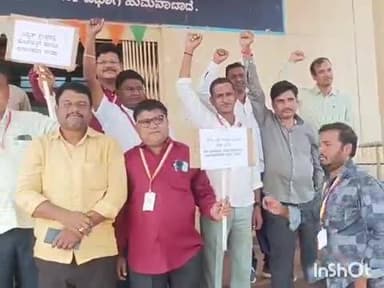 ಹುಮ್ನಾಬಾದ್: ವಿದ್ಯುತ್ ವಲಯ ಖಾಸಗಿಕರಗೊಳಿಸುವ ಕೇಂದ್ರ ಸರ್ಕಾರದ ಕ್ರಮ ವಿರೋಧಿಸಿ ಜೆಸ್ಕಾಂ ಅಧಿಕಾರಿಗಳು ಗುತ್ತಿಗೆದಾರರಿಂದ ನಗರದಲ್ಲಿ ಮುಷ್ಕರ