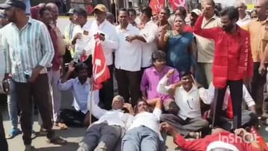 నర్సంపేట: గిర్నీ బావి వద్ద రోడ్డుపై బైఠాయించి ఆందోళన చేసిన బావ పక్ష నేతలు.