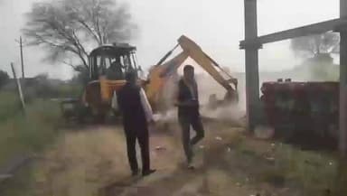 गुनसार में आवंटित चिकित्सा आयुष्मान आरोग्य मंदिर की भूमि से प्रशासन ने JCB से हटाया अतिक्रमण