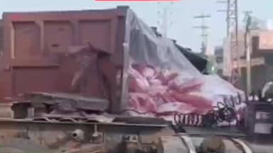 हनुमानगढ़: टाउन के भारत माता चौक पर बड़ा हादसा टला, ट्रक का हुक टूटने से पलटा वाहन, ट्रांसफार्मर से टकराने पर हुआ जोरदार धमाका