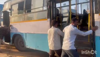 ಶಿಗ್ಗಾಂವ: ಪಟ್ಟಣದಲ್ಲಿ ರಸ್ತೆಯ ಮದ್ಯೆದಲ್ಲೇ ಕೆಟ್ಟು ನಿಂತ ಕೆ ಎಸ್ ಆರ್ ಟಿ ಸಿ ಬಸ್