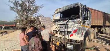 मूंडवा: मूंडवा राष्ट्रीय राजमार्ग पर ज्ञानतालाब के पास दो ट्रेलर आमने-सामने भिड़े