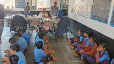 सरायपाली: पीएम पोषण योजना के तहत स्कूलों में नेवता भोज का आयोजन, बच्चों को मिला स्वादिष्ट भोजन