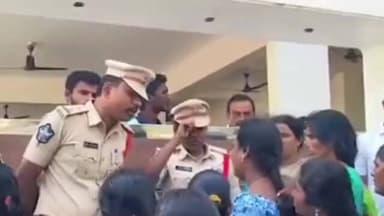 కొవ్వూరు: శ్రీచైతన్య పాఠశాల వద్ద ఉద్రిక్తత వాతావరణం...!