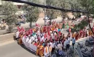 ಯಾದಗಿರಿ: ಕಾರ್ಮಿಕ ವಿರೋಧಿ ನೀತಿ ಖಂಡಿಸಿ ಯಾದಗಿರಿ ನಗರದಲ್ಲಿ ಬೃಹತ್ ಪ್ರತಿಭಟನೆ