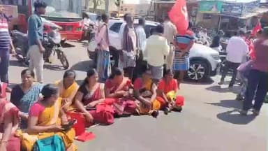 ಕೊಪ್ಪಳ: ರಾಷ್ಟ್ರೀಯ ಮುಷ್ಕರ ದಿನದ ನಿಮಿತ್ತ ನಗರದ ಬಸವೇಶ್ವರ ವೃತ್ತದಲ್ಲಿ ರಸ್ತೆ ತಡೆದು ಪ್ರತಿಭಟನೆ ನಡೆಸಿದ ಕಾರ್ಮಿಕರು