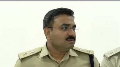 ಸಿಂದಗಿ: ಪಟ್ಟಣದ ಹೊರಭಾಗದಲ್ಲಿ ಇಸ್ಪೀಟು ಆಡುವಾಗ ಪೊಲೀಸರ ದಾಳಿ : ನಗರದಲ್ಲಿ ಎಸ್ ಪಿ ಲಕ್ಷ್ಮಣ ನಿಂಬರಗಿ