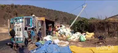 खरौंधी: खरौंधी-भवनाथपुर मार्ग पर अमरोरा प्रेम नगर के पास अनियंत्रित ट्रक पलटा, टला बड़ा हादसा