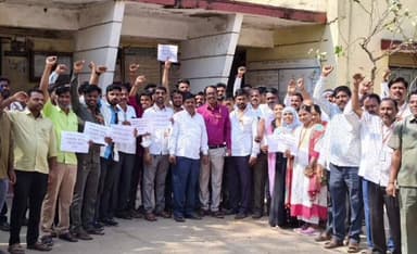 ಶಹಾಪುರ: ವಿದ್ಯುತ್ ಸುಧಾರಣಾ ಕಾಯ್ದೆ ಬಿಲ್ ಹಿಂಪಡೆಯಲು ಆಗ್ರಹ
- ಶಹಾಪುರ ನಗರದಲ್ಲಿ ಜೆಸ್ಕಾಂ ನೌಕರರಿಂದ ಪ್ರತಿಭಟನೆ