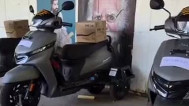 ஆற்காடு: ஆற்காடு பகுதியில் 3 மாற்றுத்திறனாளிகளுக்கு தலா ஒரு லட்சத்து 1800 ரூபாய் மதிப்புள்ள 3 இருசக்கர வாகனங்களை ஆற்காடு எம்எல்ஏ வழங்கினார்