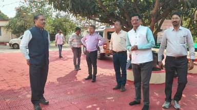 बिछुआ: सामरबोह में उपायुक्त ने आश्रम का औचक निरीक्षण किया, बच्चों से बात कर अधीक्षक को सम्मानित करने के निर्देश दिए